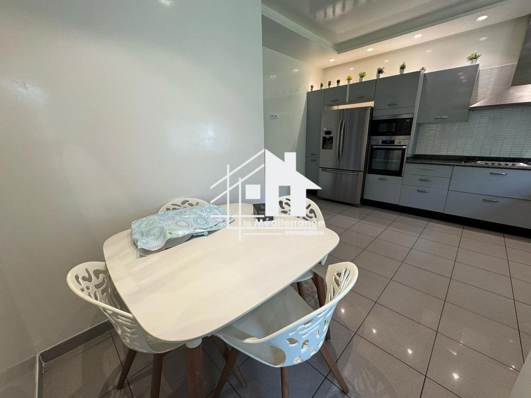 un appartement s+3 dans une résidence gardée