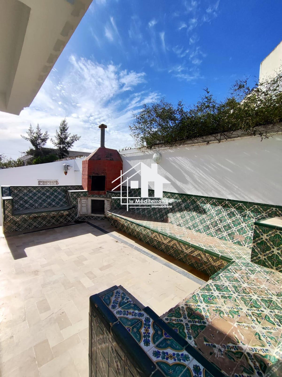 A vendre une villa avec piscine à la soukra
