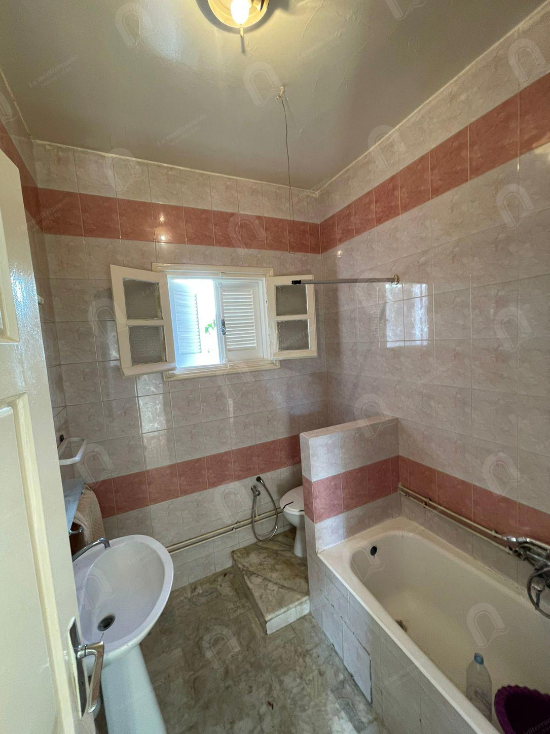 A louer un étage de villa S+3 au 1er étage