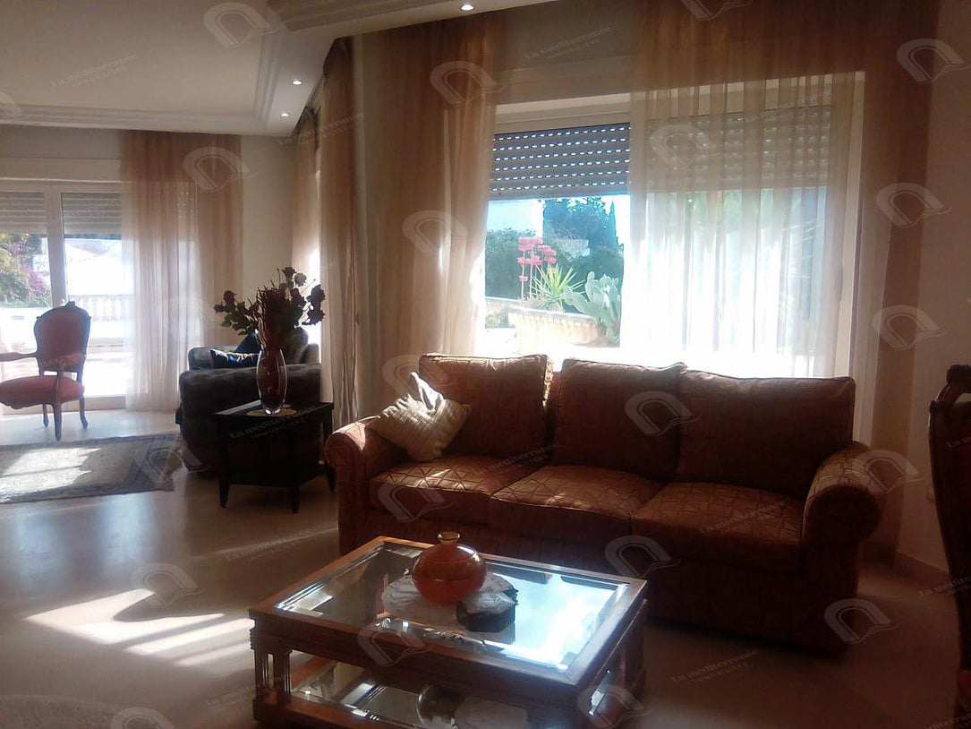 location s+3 au 2éme étage de villa avec piscine