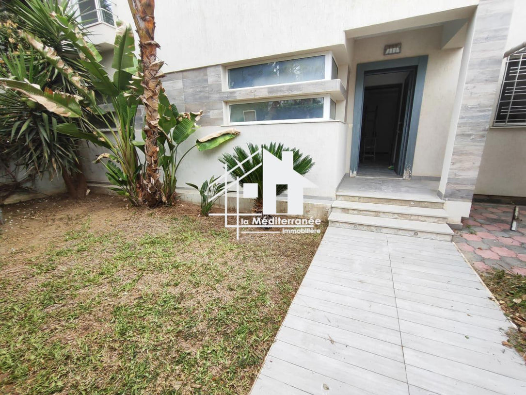 A louer une villa s+5 avec double jardin à la soukra