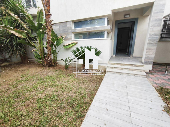 A louer une villa s+5 avec double jardin à la soukra