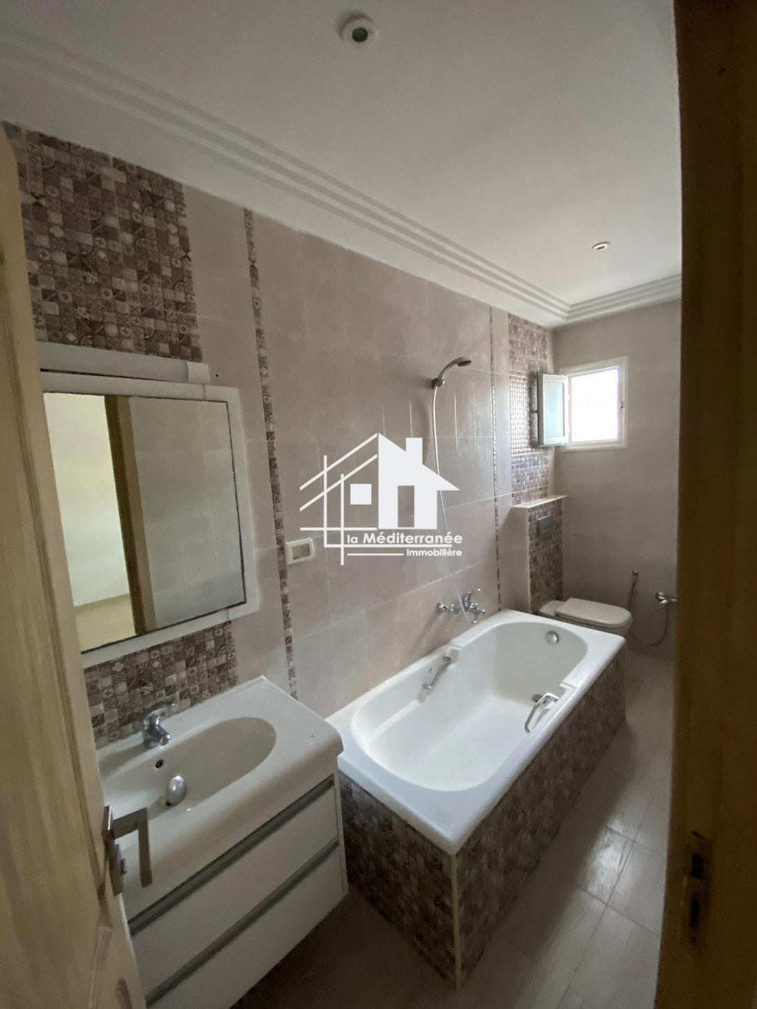 A louer étage de villa s+3 jamais habité à manouba
