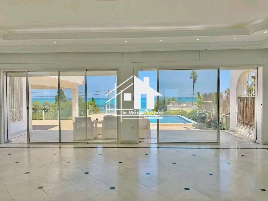 une villa S+5  la marsa corniche
