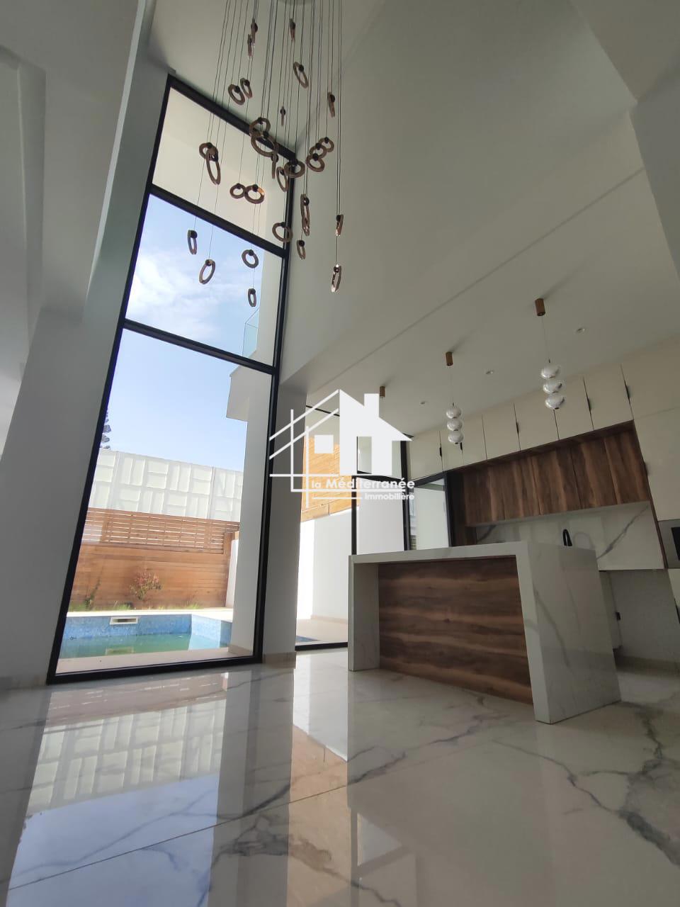 A louer villa S+4 La Soukra