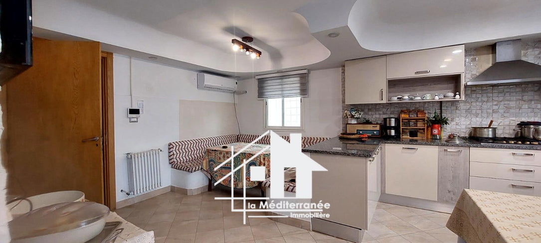 A louer villa S+5 avec piscine à la Soukra