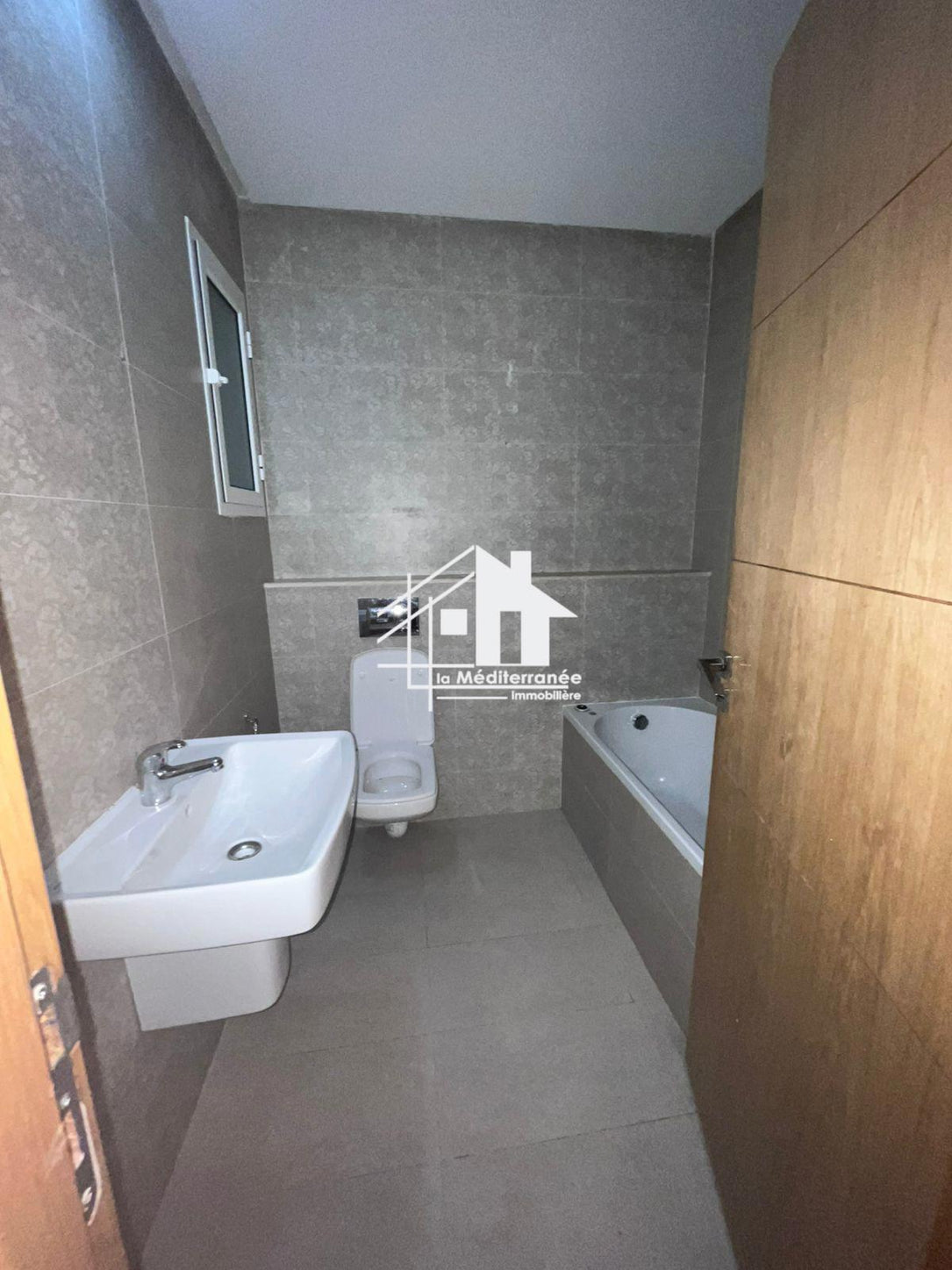 A vendre  un appartement s+2 a cite  wahat