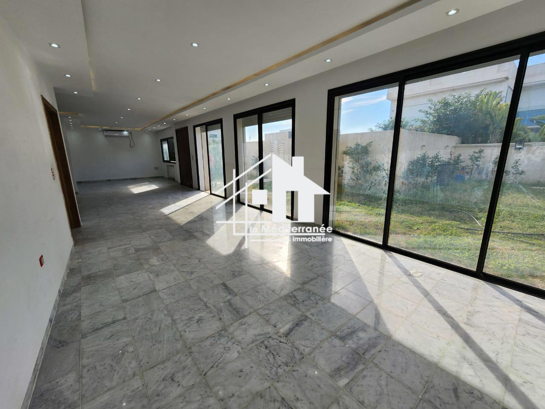 A louer étage de villa RDC à la soukra