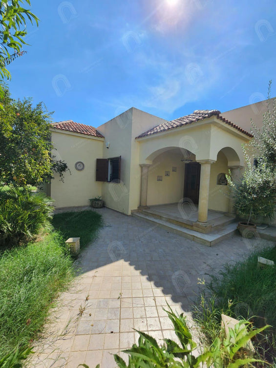 a louer villa s+4 avec jardin et piscine