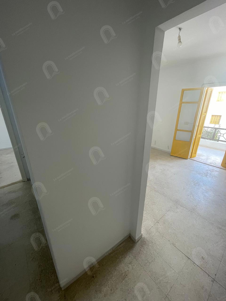 A louer un appartement S+2 situé au 2ème étage