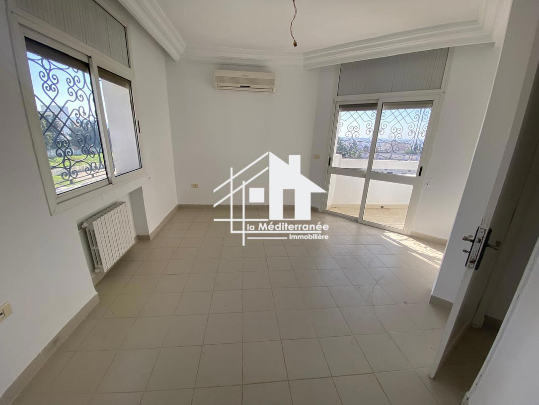 une villa S+5 a gammarth