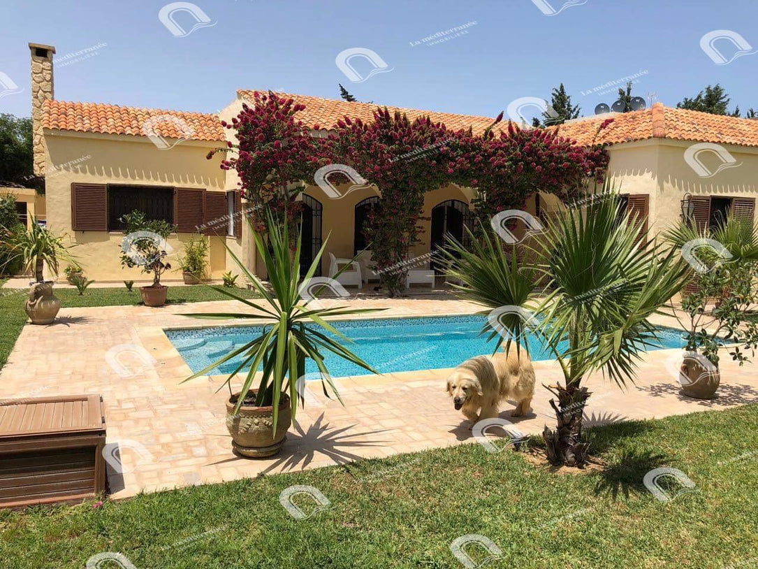 A vendre Villa S+4 avec piscine  à la soukra