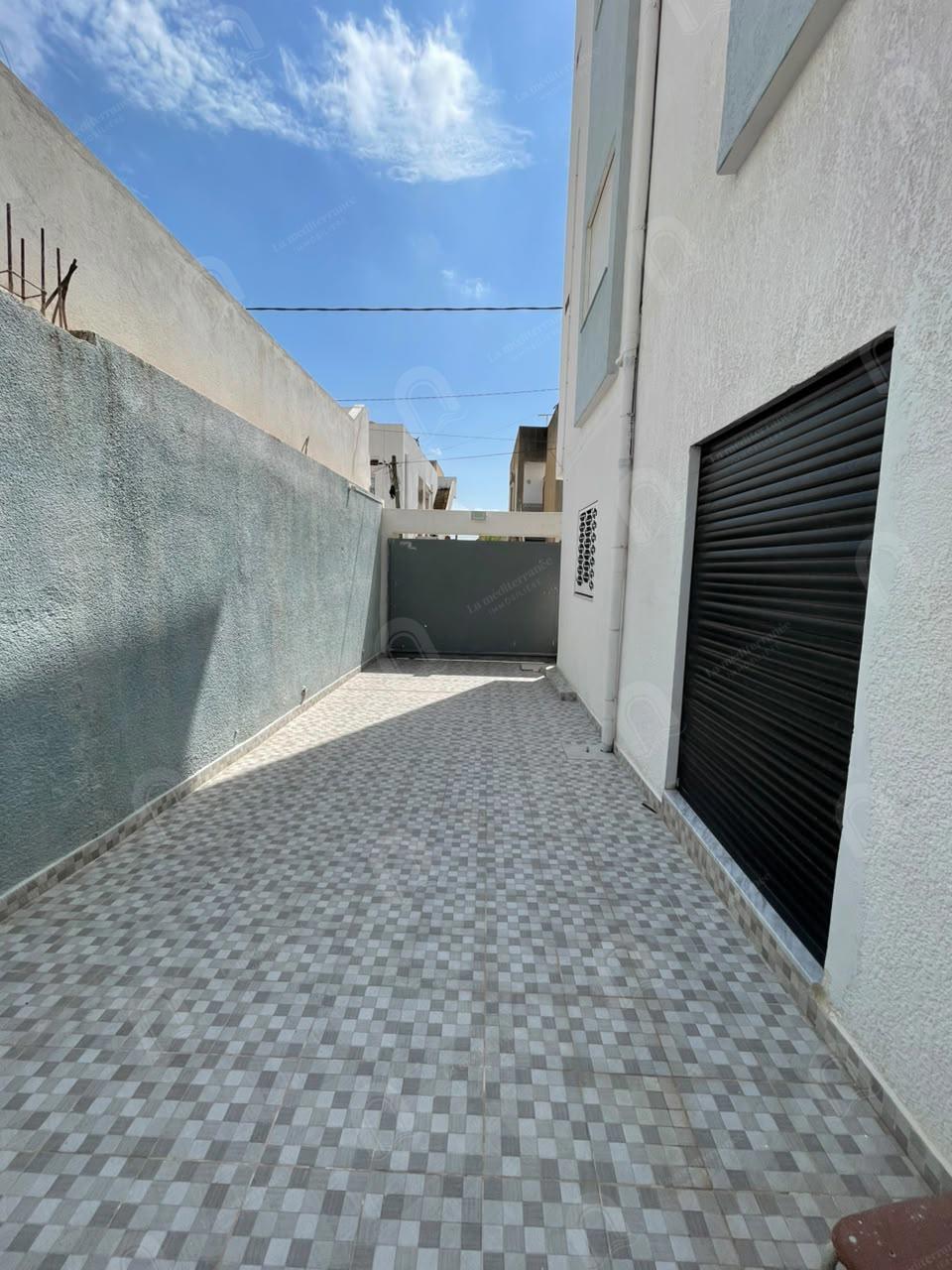 A louer un étage de villa S+3 meublé
