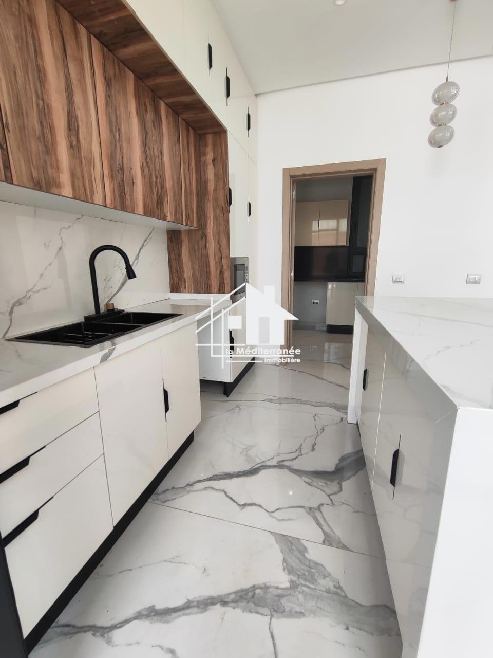 A louer villa S+4 La Soukra