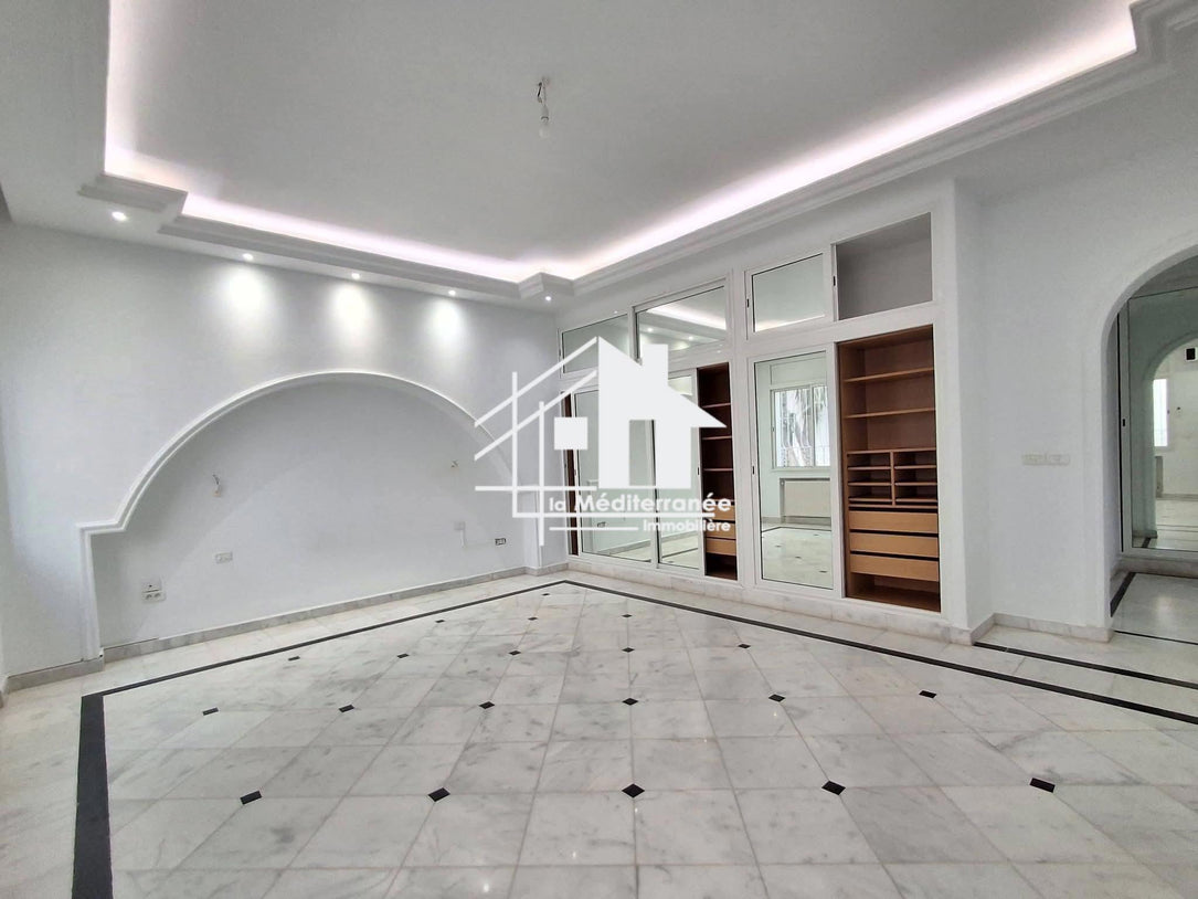 une villa S+5  la marsa corniche