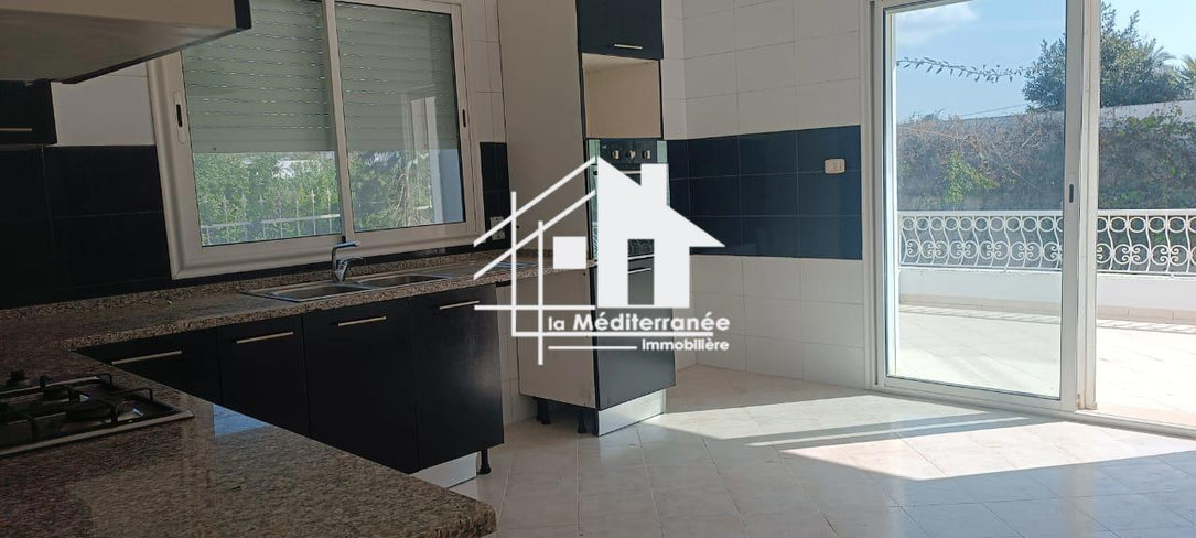 A louer villa S+5 à la Soukra