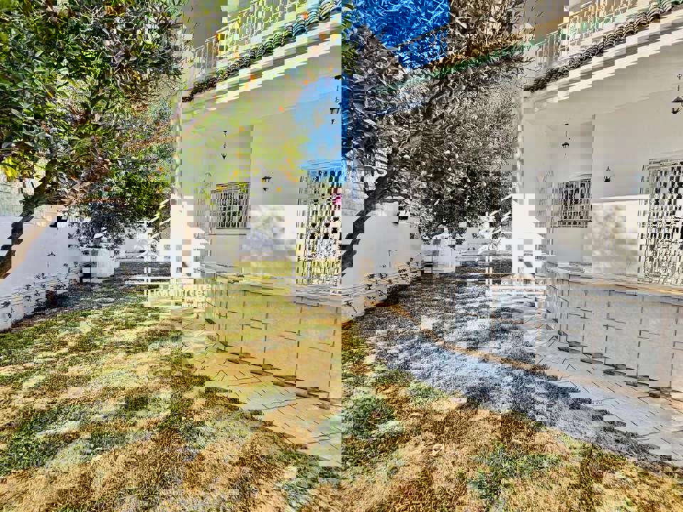 A louer villa S+5 à El Mana 1