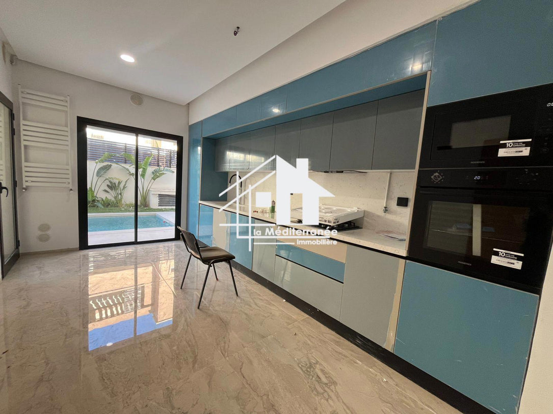 A vendre villa s+6 avec piscine à Marsa Nassim