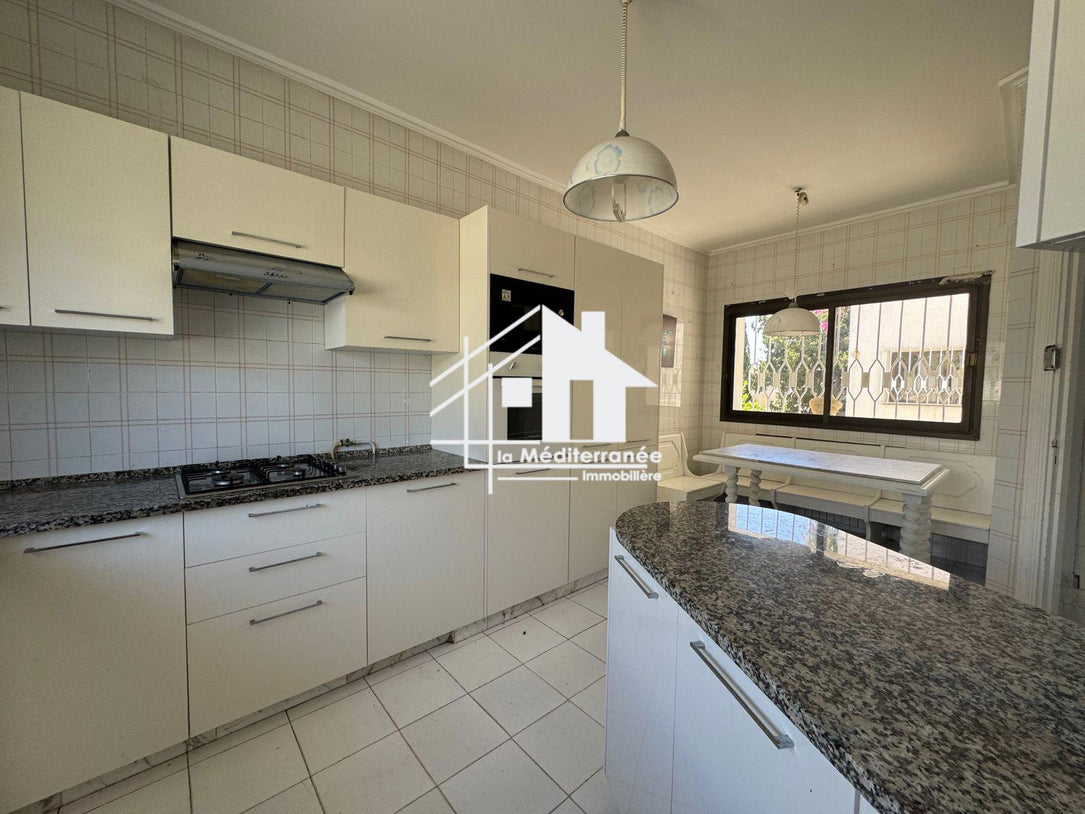 Une villa S+4 à Gammarth