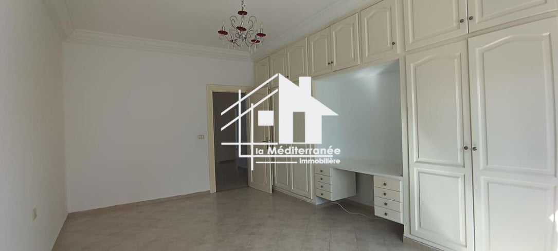 A louer villa S+5 à la Soukra
