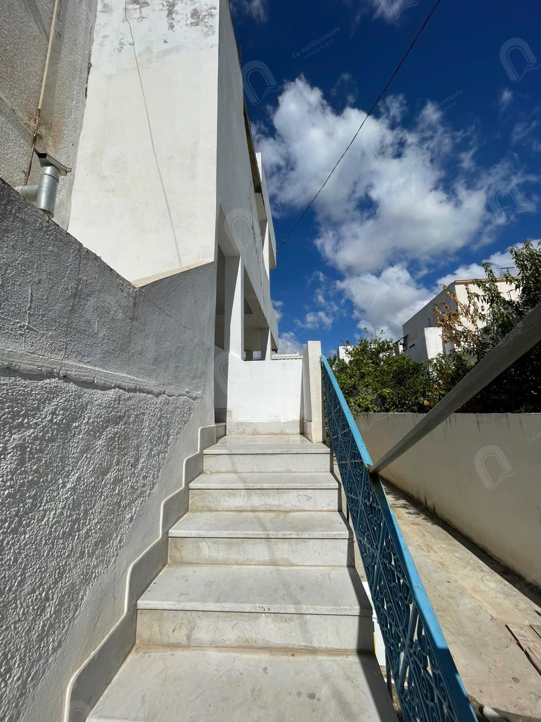 A louer un étage de villa S+3 situé au 1er étage