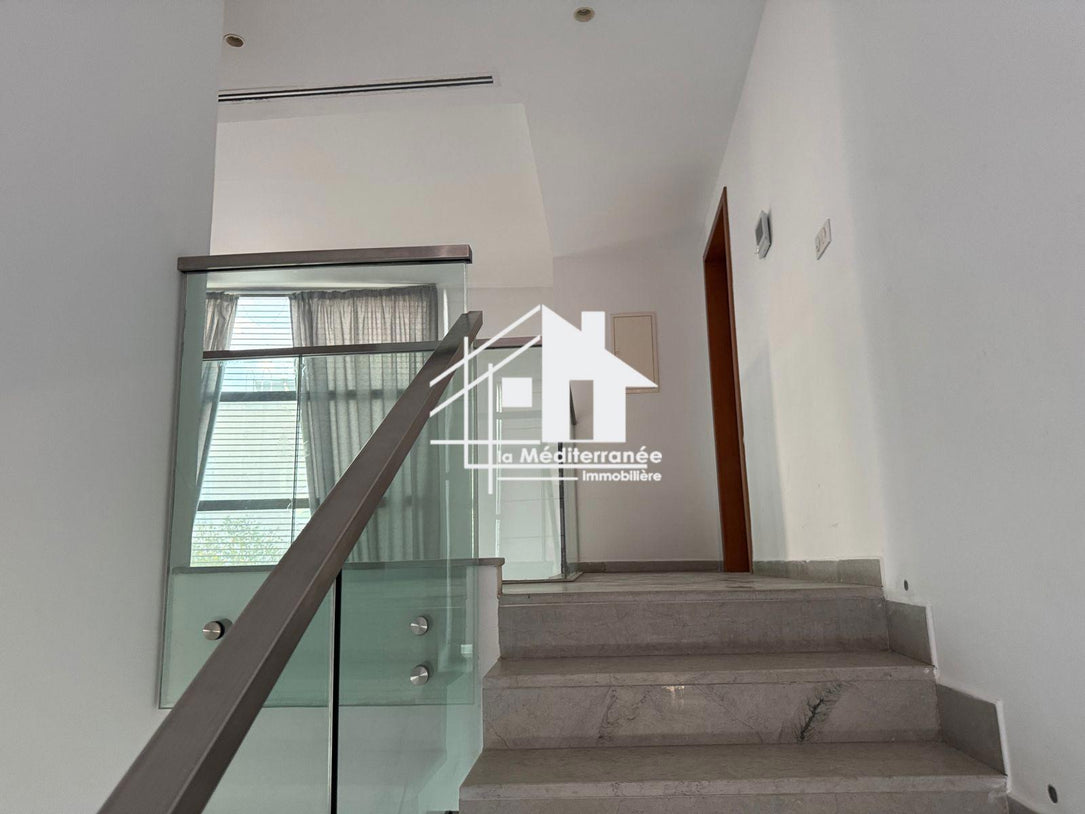 Une magnifique villa S+5 avec piscine au Lac 2