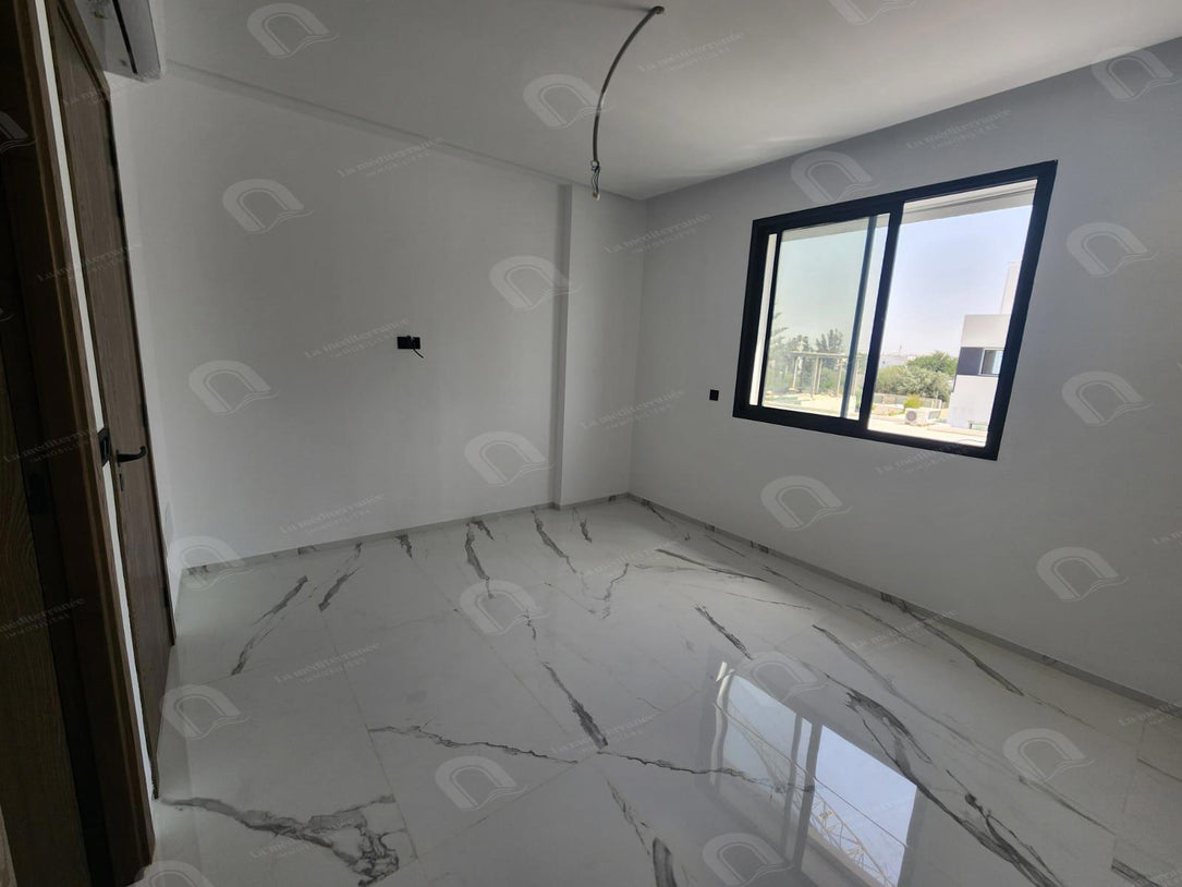 A vendre un S+2 neuf à la soukra