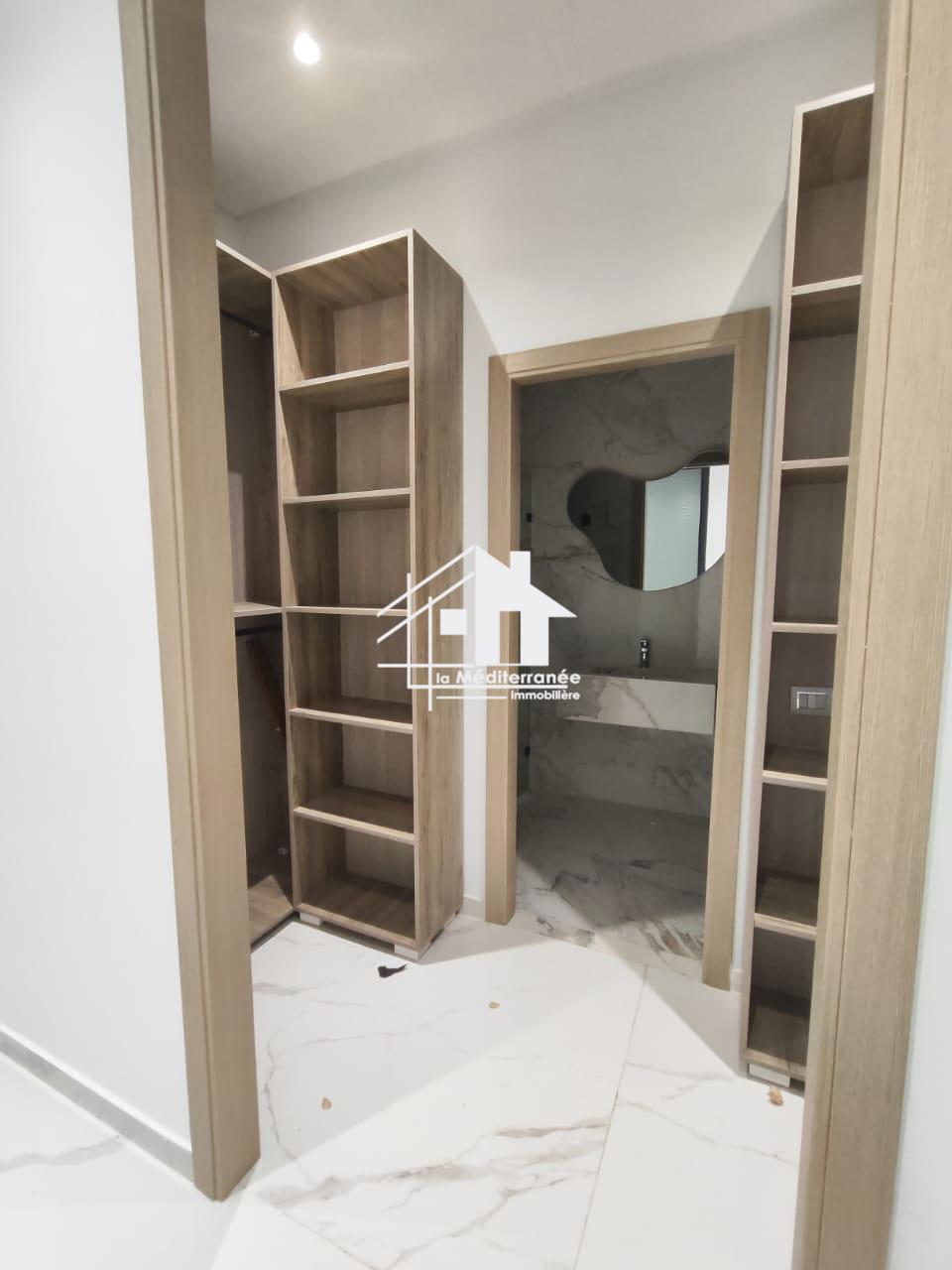 A louer villa S+4 La Soukra