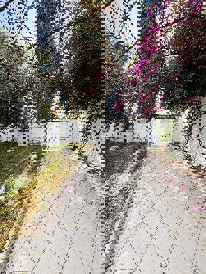 A louer villa S+5 à El Mana 1