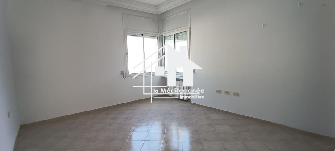 A louer villa S+5 à la Soukra