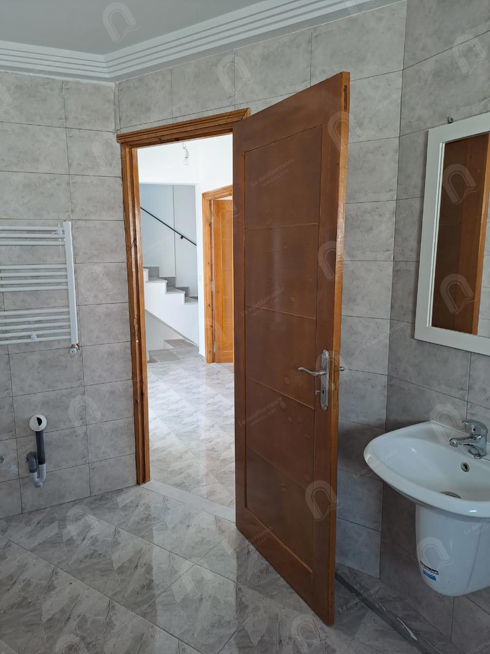 A louer triplex s3 à Gammarth  Forêt