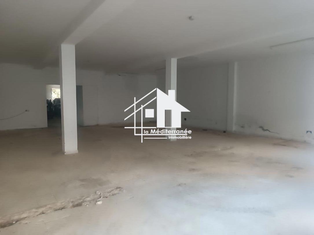 A louer dépôt de 400m² à la Soukra