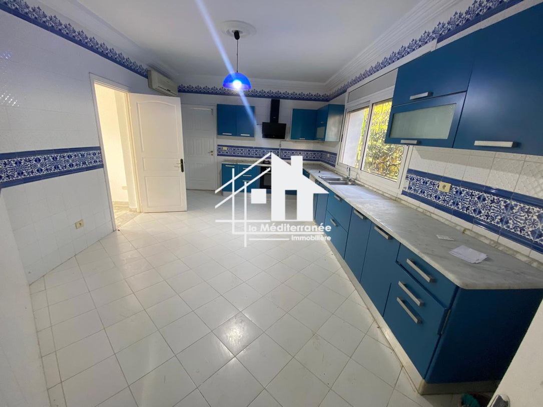 une villa S+5 a gammarth