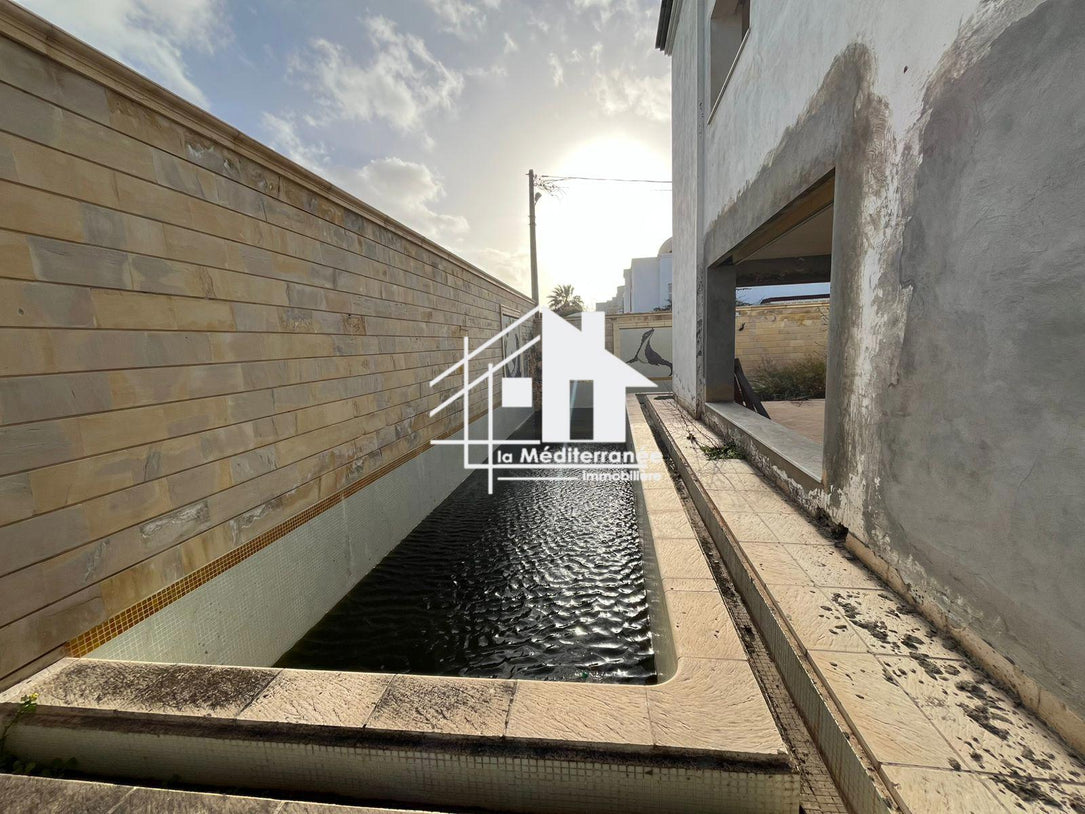 A vendre Villa inachevée S+5 avec piscine à Marsa Nassim