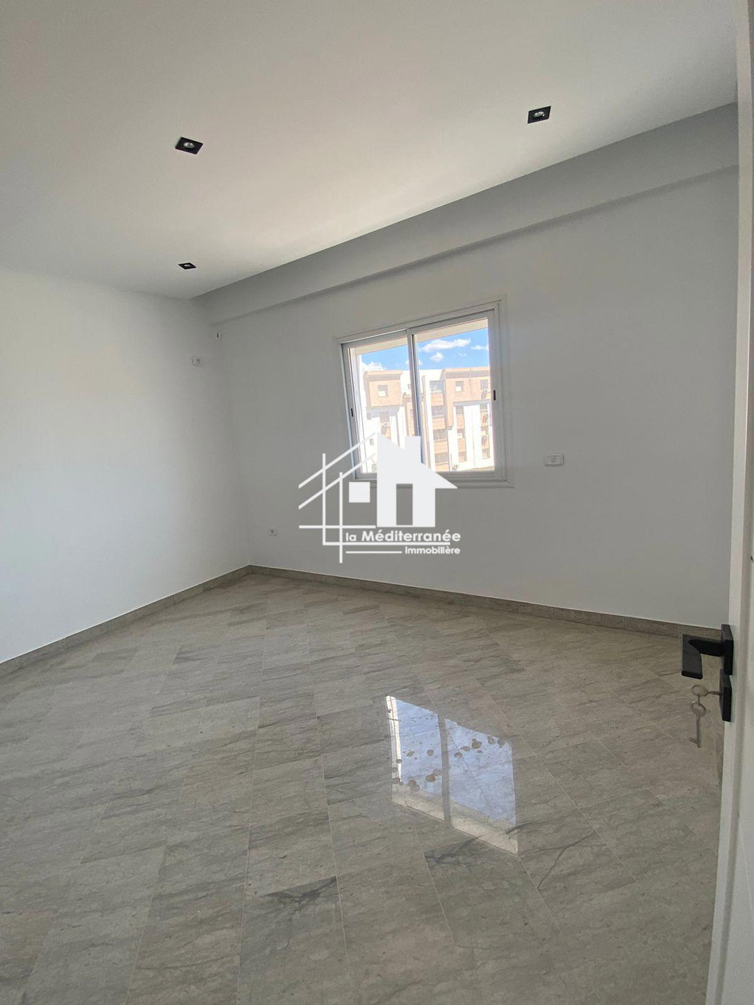 Un appartement S+2 vide à Riadh al andalous