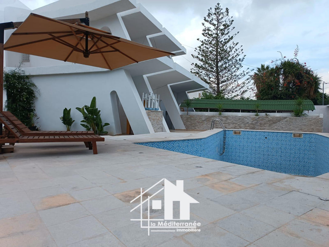 A louer villa S+5 avec piscine à la Soukra