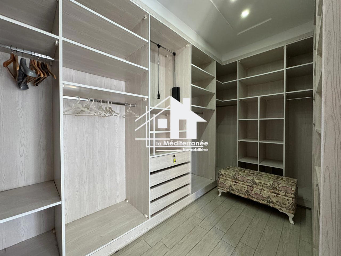 Une magnifique villa S+5 avec piscine au Lac 2