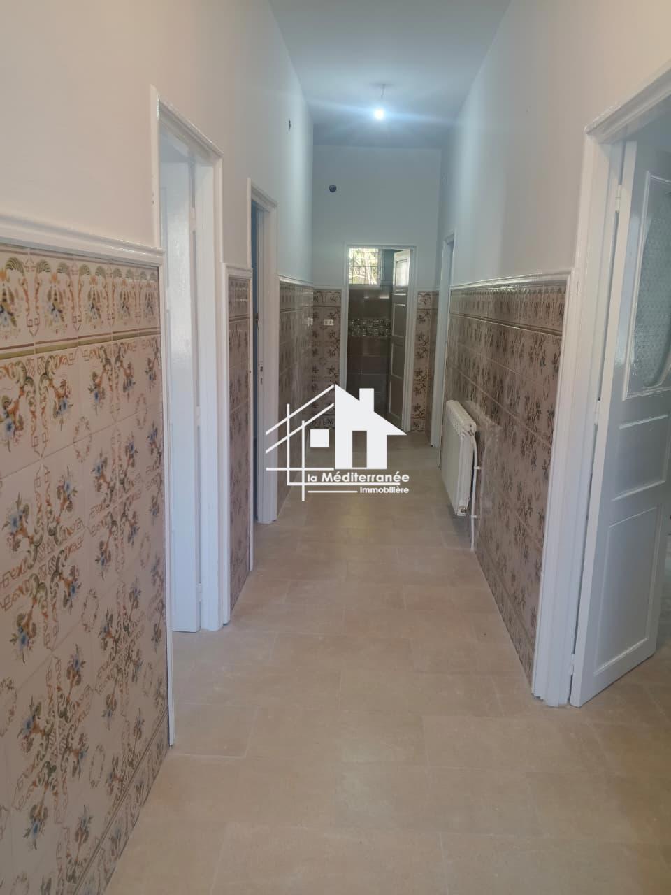 A louer étage de villa S+3 Rdc à bayrem etounsi