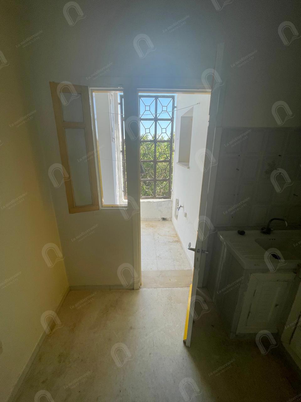 A louer un appartement S+2 situé au 2ème étage