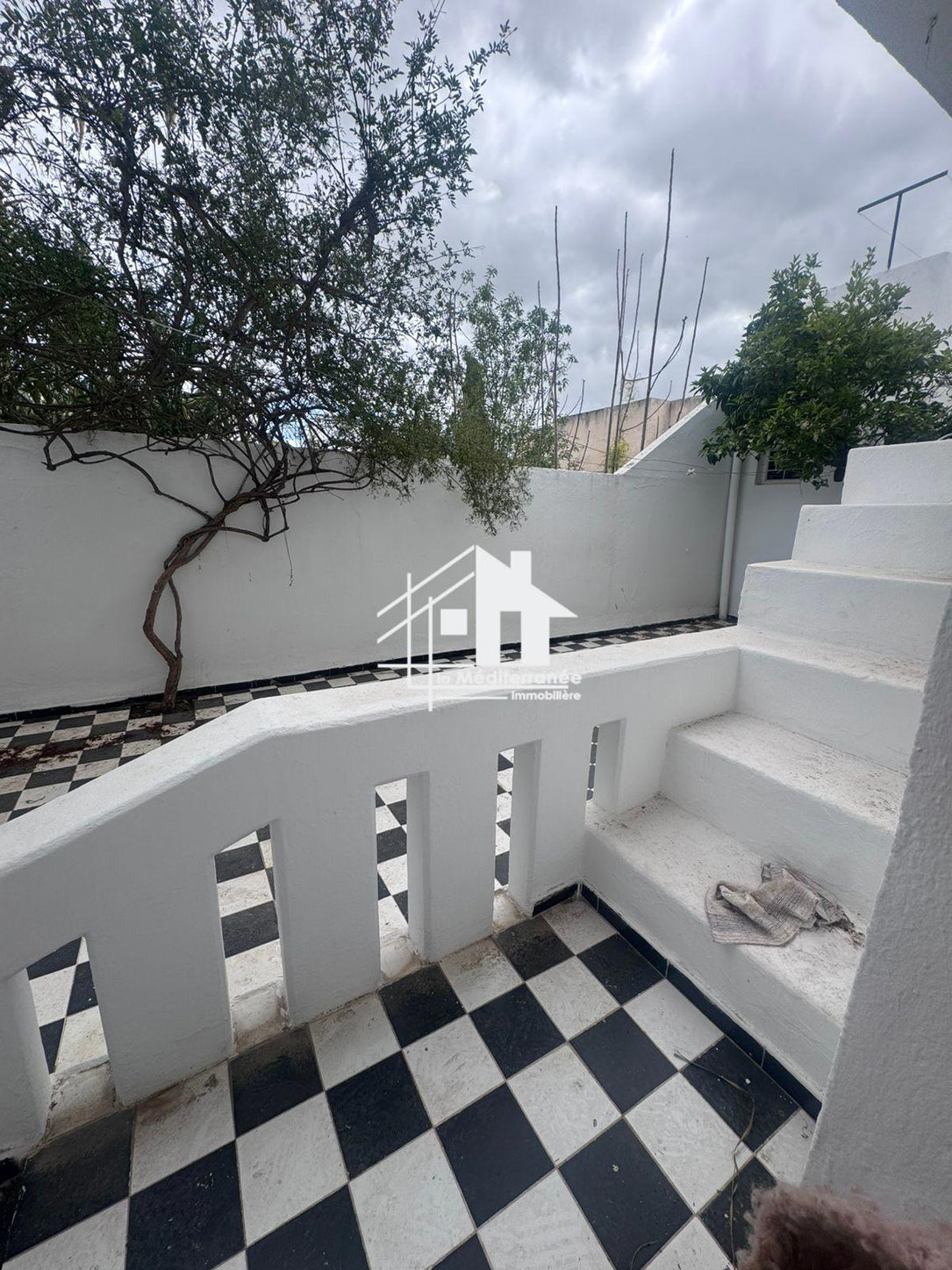 à louer rez de chaussée s+3 avec jardin au bardo