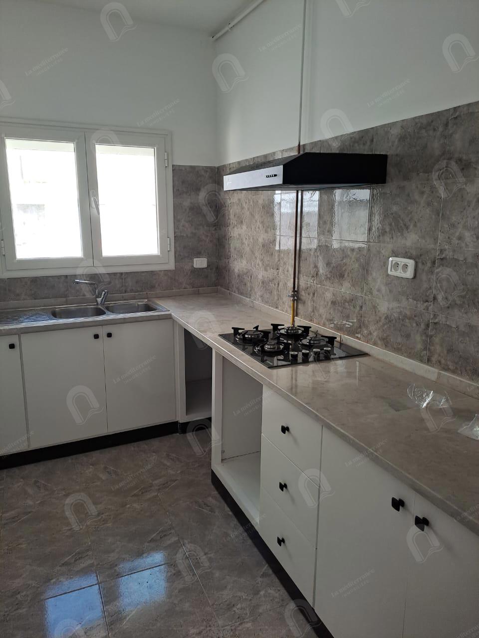 A louer triplex s3 à Gammarth  Forêt