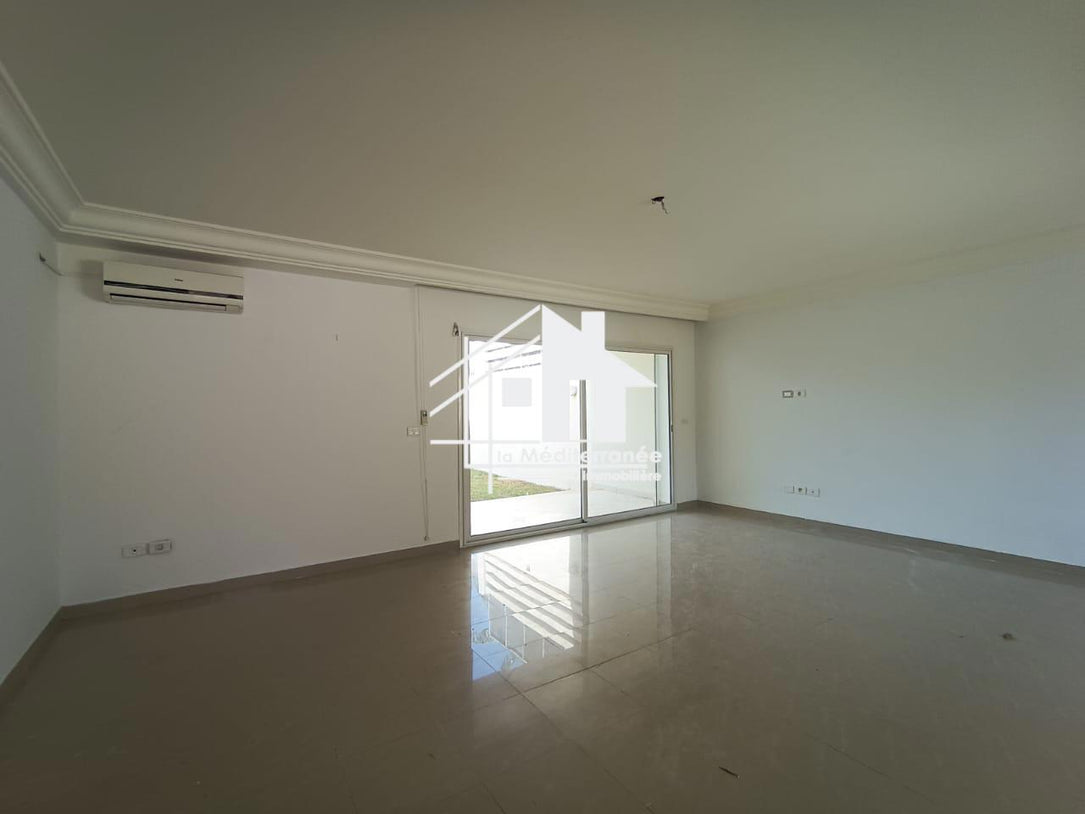 A vendre une villa avec avec piscine à la soukra