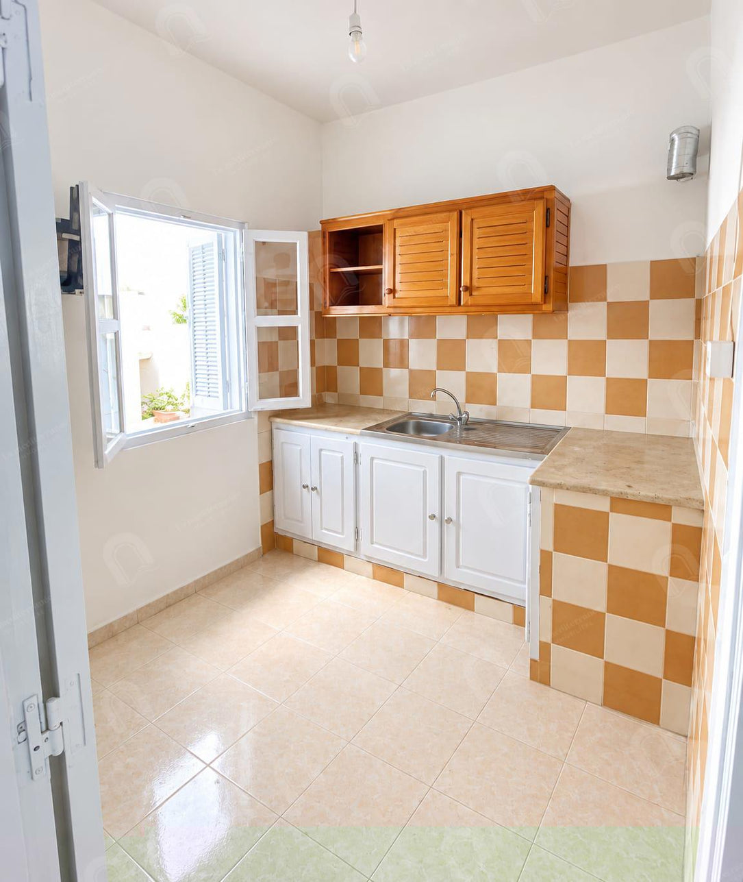 A louer un étage de villa S+1 au rdc