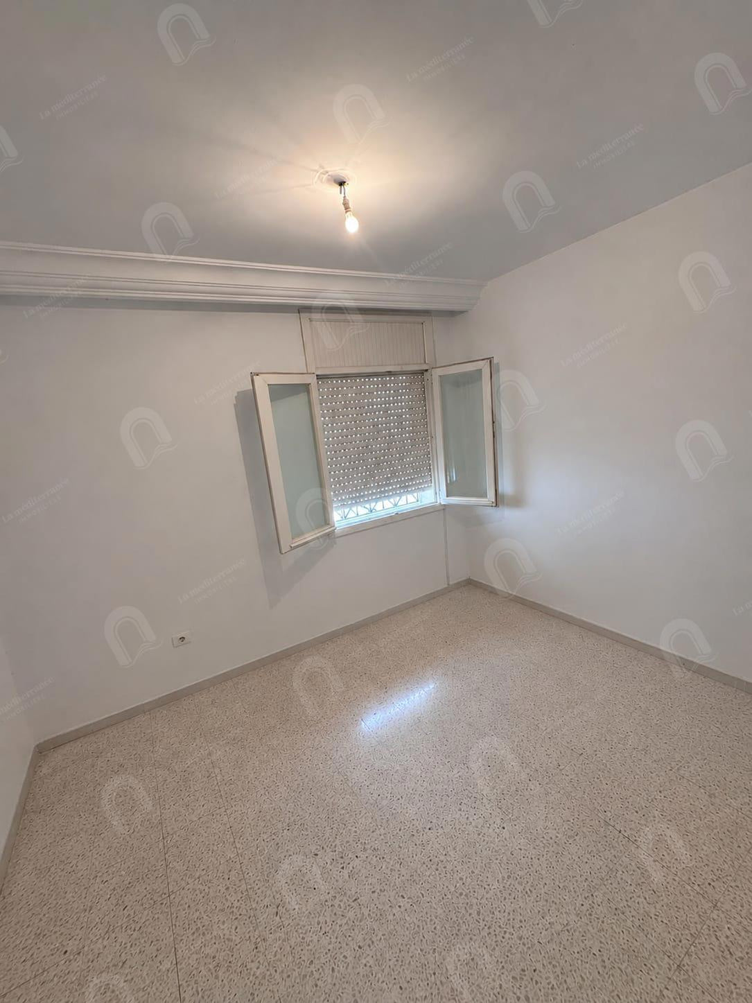 A vendre appartement S+2 situé au Rdc  au bardo 2 ras tabia