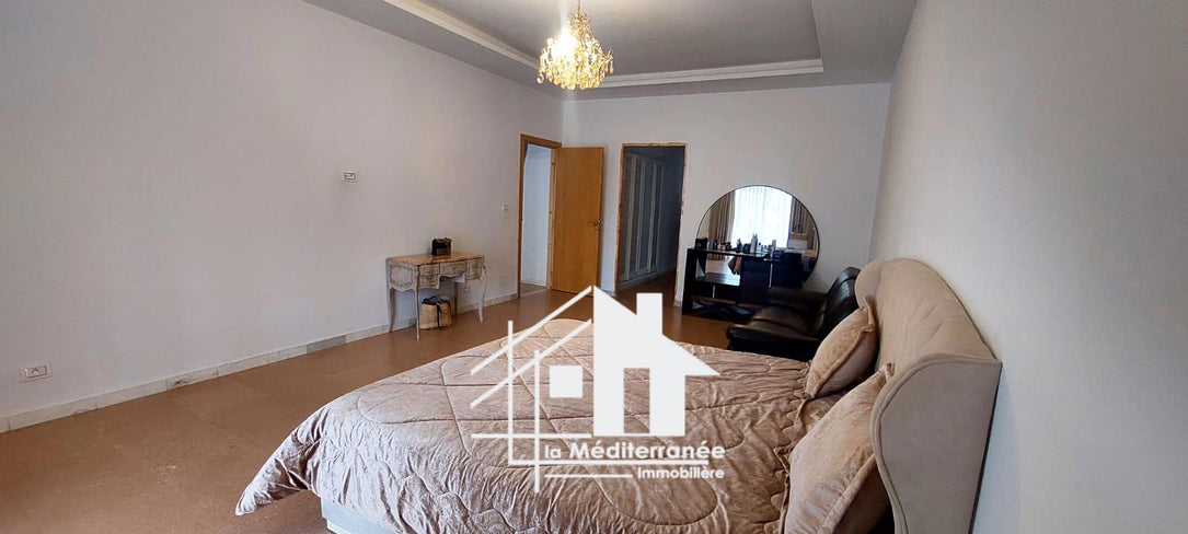 A louer villa S+5 avec piscine à la Soukra