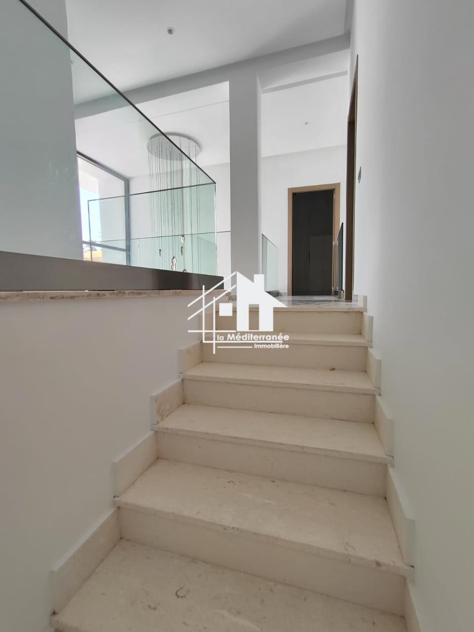A louer villa S+4 La Soukra