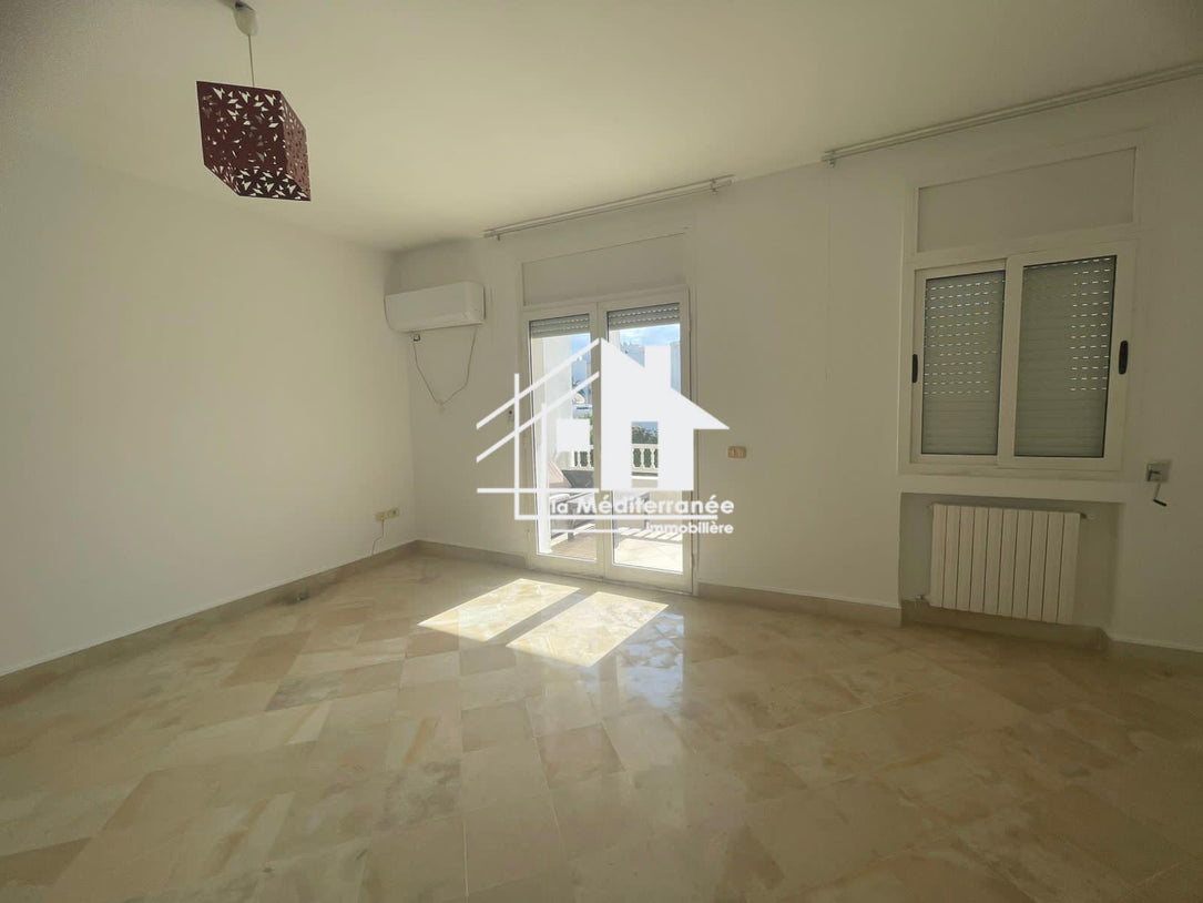A vendre villa s+6 avec piscine à Marsa Nassim