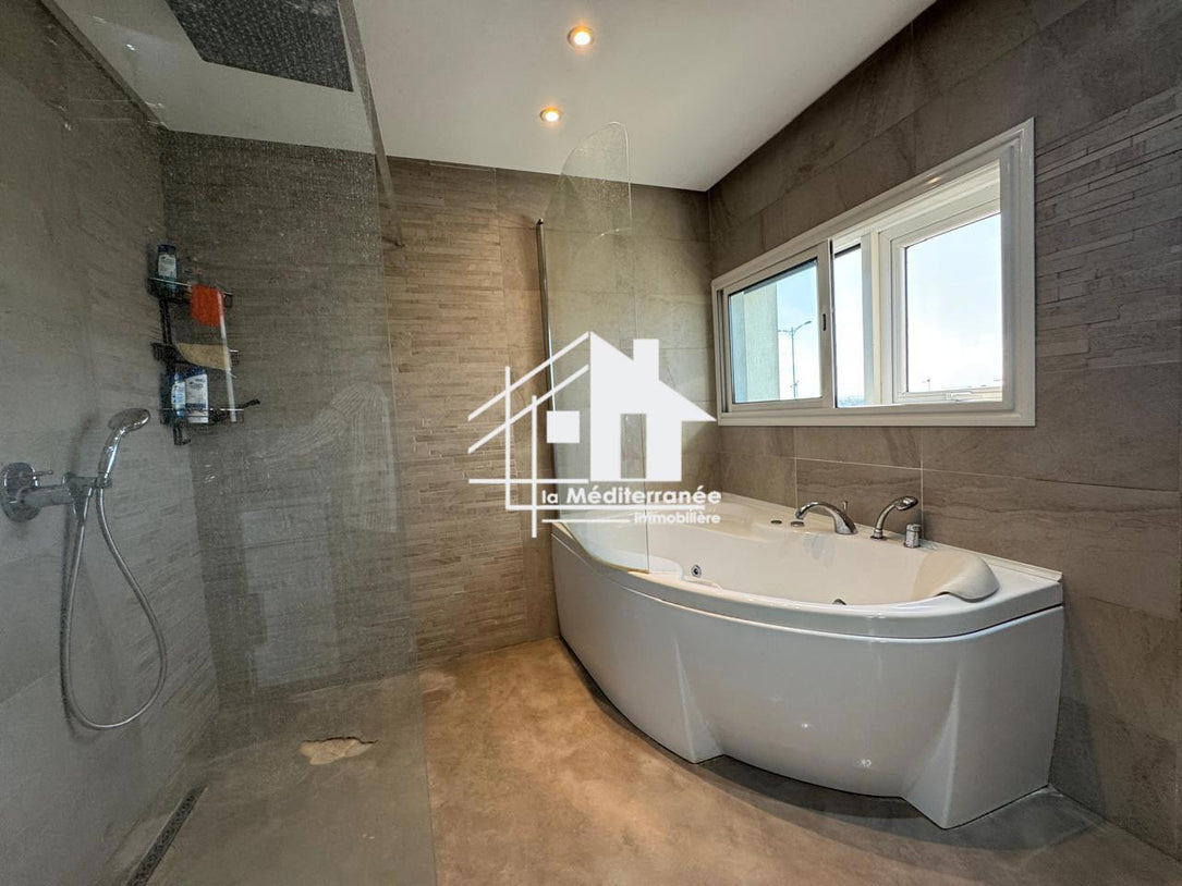 Une magnifique villa S+5 avec piscine au Lac 2