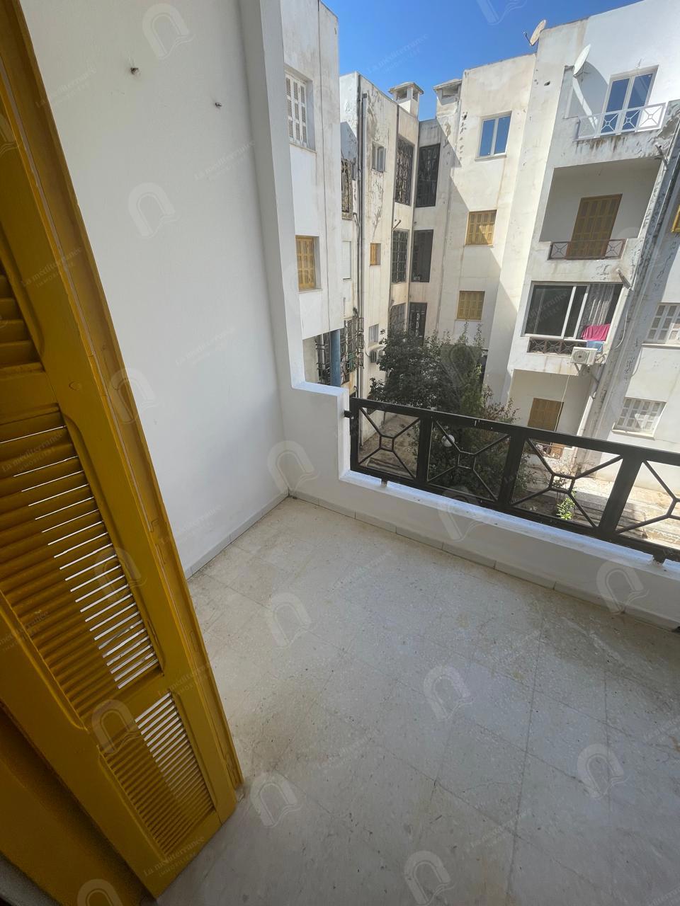 A louer un appartement S+2 situé au 2ème étage