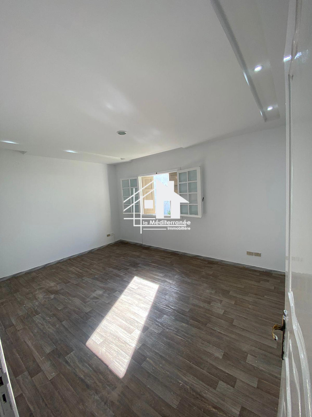 A louer un étage de villa H+2 à un usage bureautique au bardo